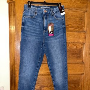 Skinny jeans with a little stretch. They were never worn